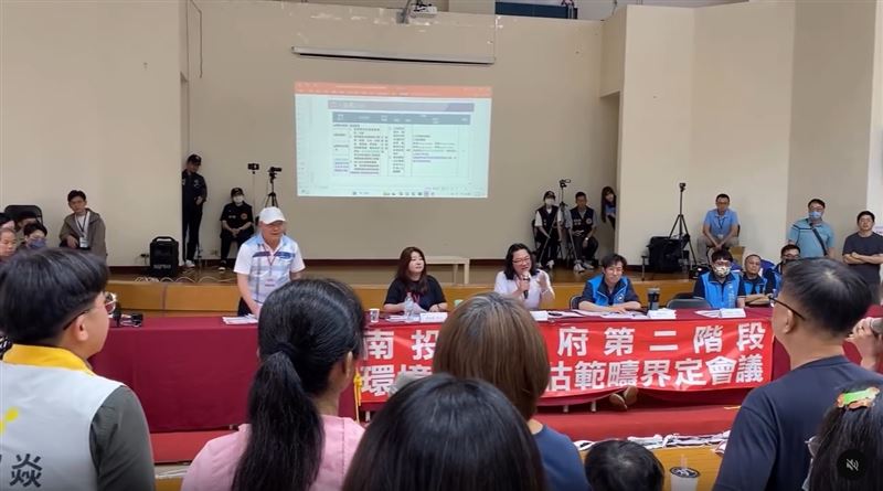 台灣新聞通訊社-官員對民眾吐舌、翻桌撒茶葉　名間焚化爐環評會變衝突現場