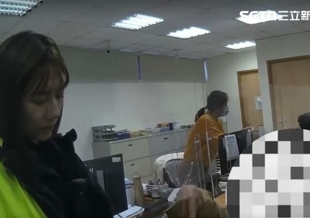 台灣新聞通訊社-和尚想解192萬定存「移民越南」友身分超可疑！正妹警苦勸…讓他轉念