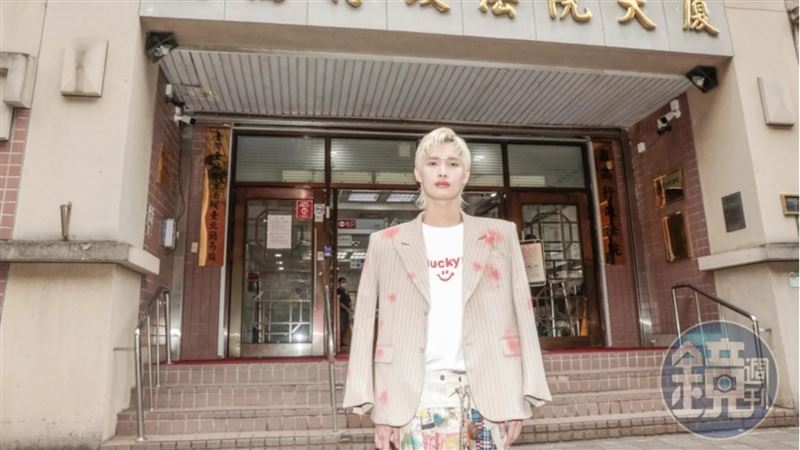 台灣新聞通訊社-鍾明軒慘到「連公關品都要不到！」怒告八炯、閩南狼：踩著我屍體往上爬