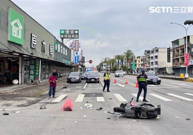 台灣新聞通訊社-水泥車左轉釀禍？騎士遭撞噴倒地…物品散落一地！重傷從屏東轉高雄搶命