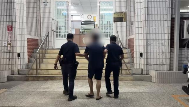 台灣新聞通訊社-高雄自小客拒檢企圖撞警遭開5槍轟爆輪胎   駕駛自撞落網