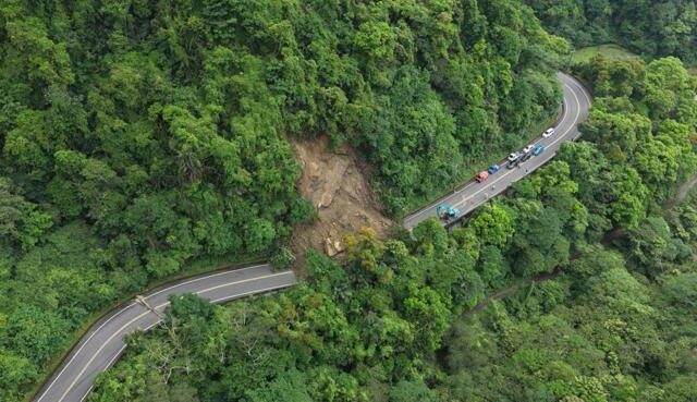 台灣新聞通訊社-驚！苗26線邊坡大面積坍方 萬噸土石阻道路