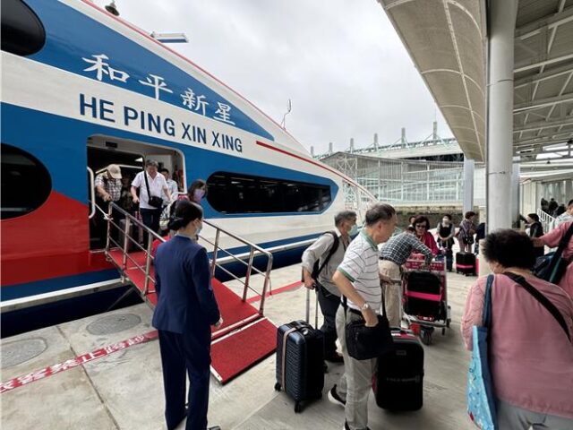 台灣新聞通訊社-陸五一連假逾6千陸客衝金門 小三通人次年成長近2成5