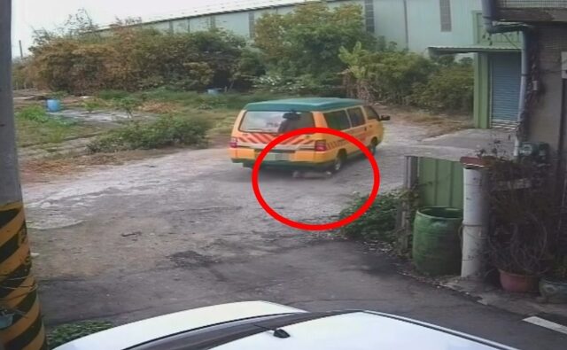 台灣新聞通訊社-離譜片！彰化娃娃車「闖私地」 小狗乖站門口等主人遭撞輾亡