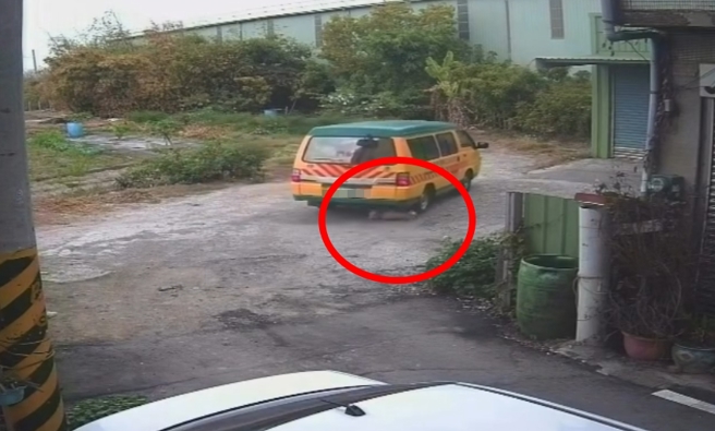 台灣新聞通訊社-離譜片！彰化娃娃車「闖私地」 小狗乖站門口等主人遭撞輾亡