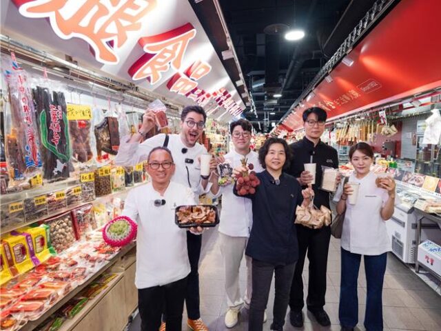 台灣新聞通訊社-黑白大廚現身南門市場！崔鉉碩驚呼：好吃到停不下來
