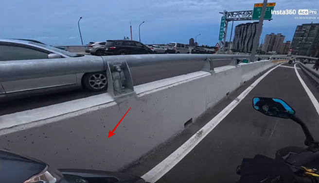 台灣新聞通訊社-淡江大橋通車亂象！「機車搶硬擠」險擦撞 網酸：一堆猴不想排隊
