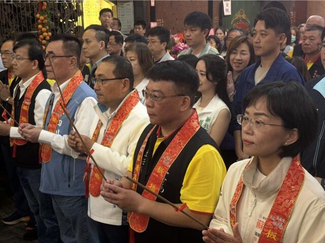 台灣新聞通訊社-板橋媽遶境人氣旺  藍綠市長參選人同框行禮如儀