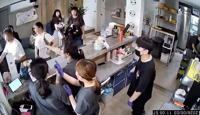 台灣新聞通訊社-新竹奧客夫妻摔菜單還吐舌嗆「咬我啊」 老闆娘：早餐店生意暴增5成
