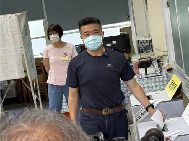 台灣新聞通訊社-信司法還清白！顏寬恒拍胸脯「不可能逃」　法院仍延長限制出境、出海8月