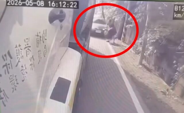 台灣新聞通訊社-奪命瞬間曝！台南轎車「鑽縫暴衝」 女乩身倒垃圾遭撞飛墜溝亡