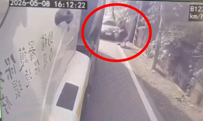台灣新聞通訊社-奪命瞬間曝！台南轎車「鑽縫暴衝」 女乩身倒垃圾遭撞飛墜溝亡