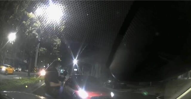 台灣新聞通訊社-男子逆向險撞警車！神情渙散拒檢 警追5分鐘仍逃逸