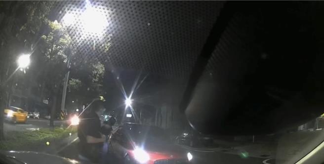 台灣新聞通訊社-男子逆向險撞警車！神情渙散拒檢 警追5分鐘仍逃逸