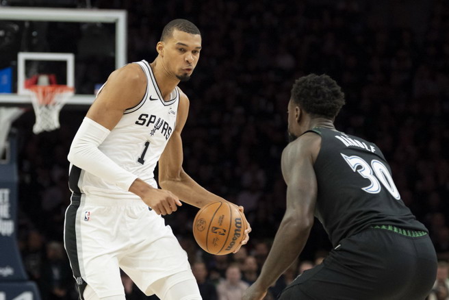 台灣新聞通訊社-NBA》文班亞馬隻手遮天！領軍馬刺作客力挫灰狼搶回主場優勢