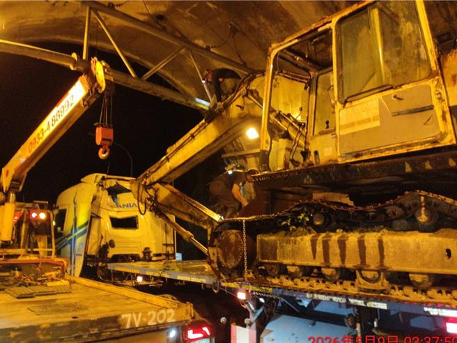 台灣新聞通訊社-車輛超高！台9線錦文隧道怪手車卡關6小時 交通一度受阻