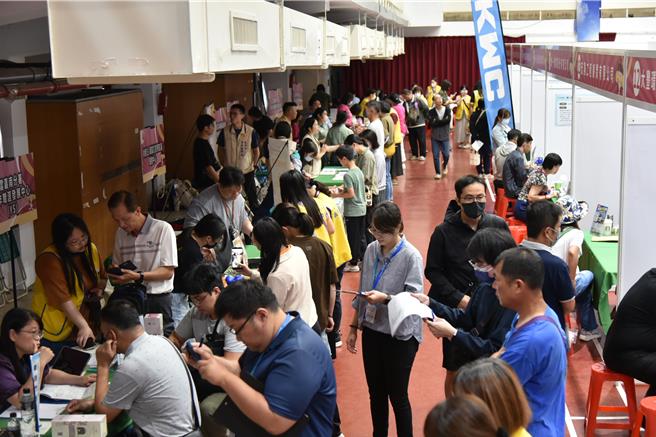 台灣新聞通訊社-永康徵才2300職缺搶手！科技業月薪10萬 8成薪逾3.5萬