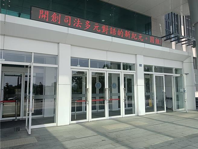 台灣新聞通訊社-雨中撐傘、持磁扣進出社區 法官:難認侵害配偶權