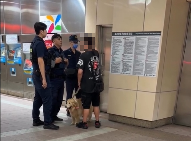 台灣新聞通訊社-男牽黃金獵犬搭捷運 新莊站與警爆口角「我有帶塑膠袋」