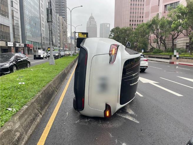 台灣新聞通訊社-北市男子自撞分隔島 特斯拉側翻路中央