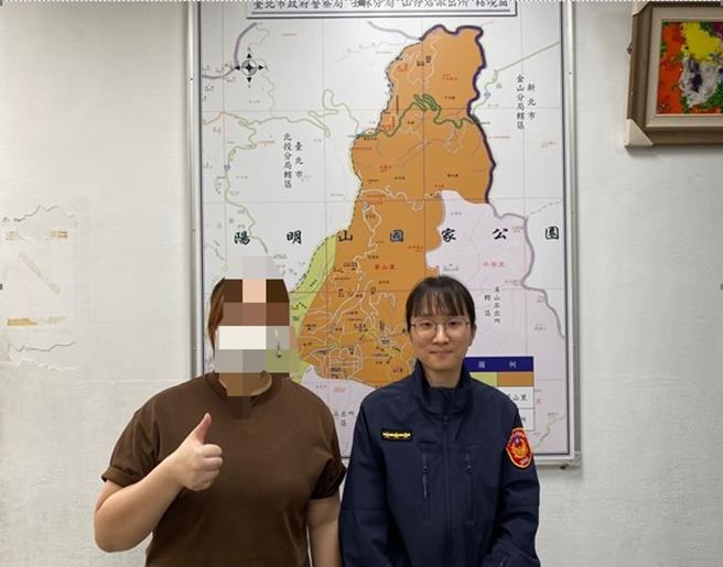台灣新聞通訊社-港籍女遊客陽明山遺失手機 士林警速調閱監視器助尋回