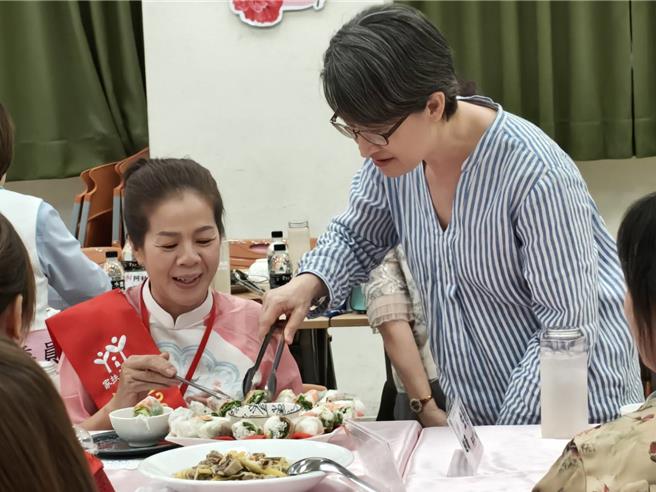 台灣新聞通訊社-蕭美琴彰化慶母親節！化身服務員夾菜 承諾政策全方位支持