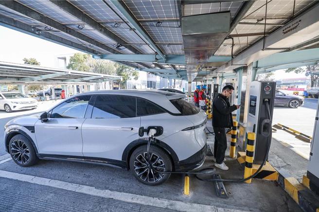 台灣新聞通訊社-充電樁普及 陸新能源車主五一假期出行不再「充電焦慮」
