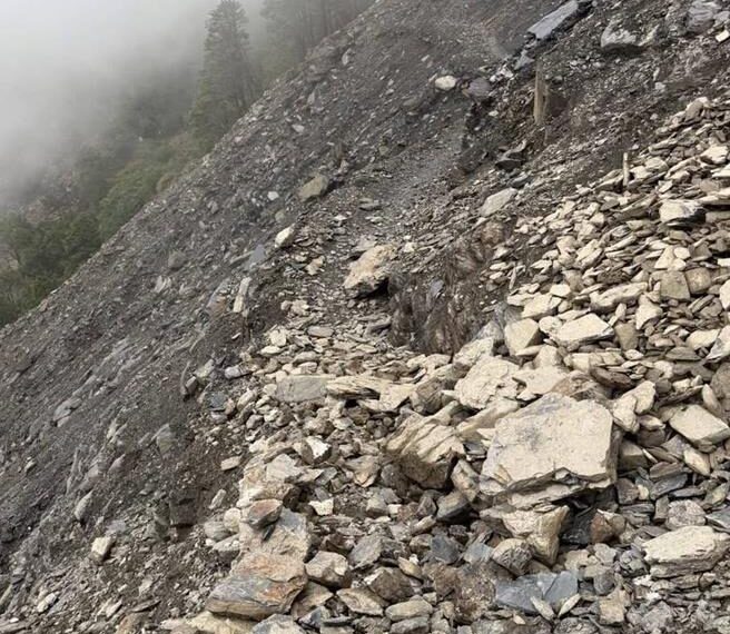 台灣新聞通訊社-埔里5.1地震後能高越嶺落石增 天池山莊附近現新崩塌仍可通行