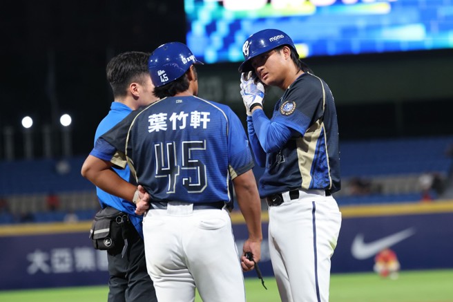 台灣新聞通訊社-中職》龍邦「球傳歪？」爭議延燒 孔念恩：手套在我臉上
