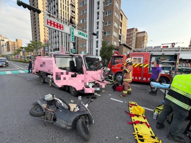 台灣新聞通訊社-蘆洲路口連環撞！回收車追撞機車貨車　3人受傷送醫