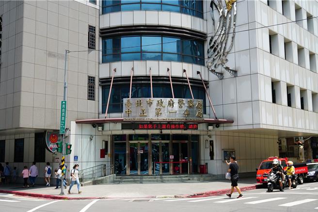 台灣新聞通訊社-北市「聖宜診所」也傳疑似偷拍 警方查扣證物帶回負責人