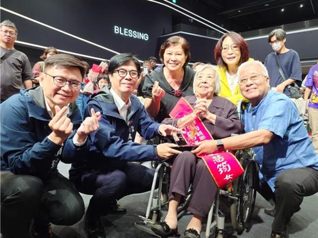 台灣新聞通訊社-迎接母親節！陳其邁表揚美力媽媽 加碼4大托育新政挺家長