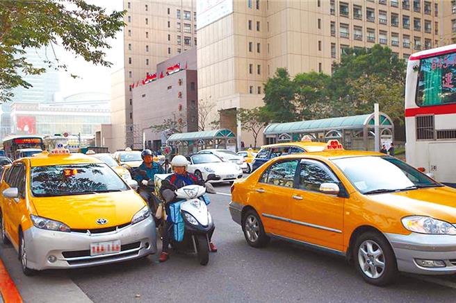 台灣新聞通訊社-北市敬老愛心計程車隊驟減2千輛 顏若芳：弱勢族群「無車可搭」