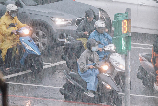 台灣新聞通訊社-天氣》今半個台灣有雨 梅雨還沒完！下波鋒面這天到