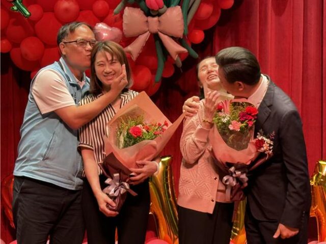 台灣新聞通訊社-金門正、副縣長獻吻「牽手」！模範母親表揚揭示家庭最美風景