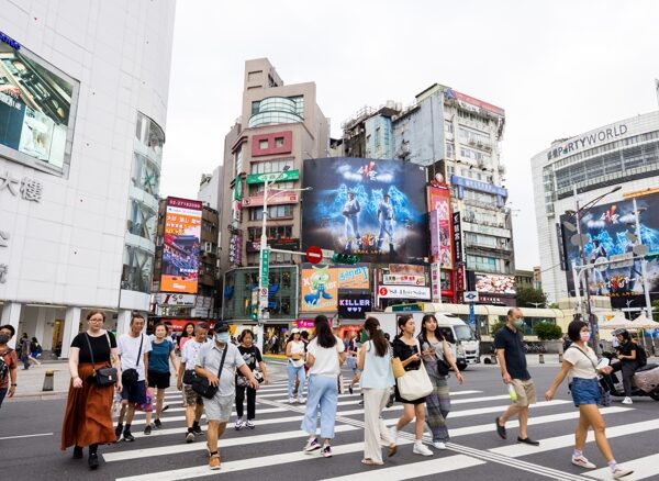 台灣新聞通訊社-逛西門町小心！1習慣動作當場被開單 他直呼學乖了