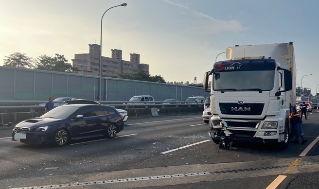 台灣新聞通訊社-國1楠梓段連環撞! 小客車變換車道不當釀3車追撞