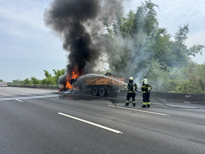 台灣新聞通訊社-國3北向田寮段火燒車 聯結車竄烈焰回堵6公里