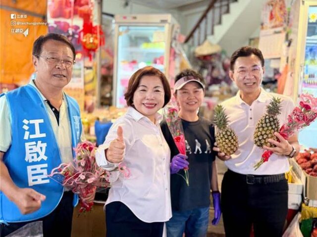 台灣新聞通訊社-母親節前夕搗市場送康乃馨 江啟臣、何欣純搶端婦幼牛肉