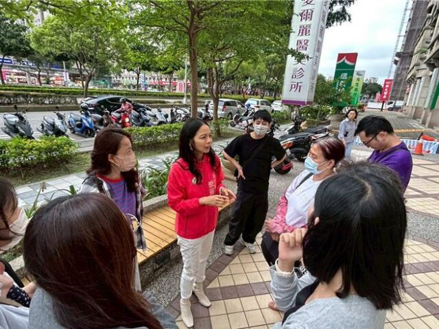 台灣新聞通訊社-擔心高額課程成空！竹北愛爾麗消費者群聚急求退費