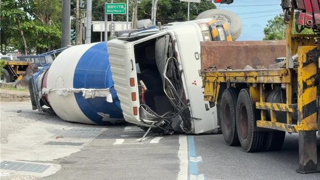台灣新聞通訊社-台東水泥預拌車「10天翻2次」轉手賣花蓮半路又翻了