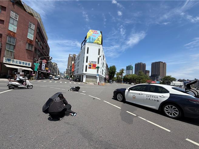 台灣新聞通訊社-高雄警車左轉未禮讓！女騎士慘摔 肇事女警違規挨罰