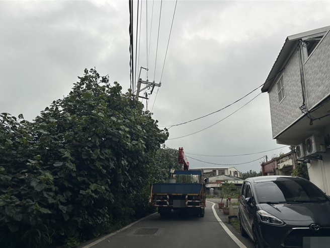 台灣新聞通訊社-淡江大橋八里區步道如荒島?公所認了是「施工便道」:完工後將復舊