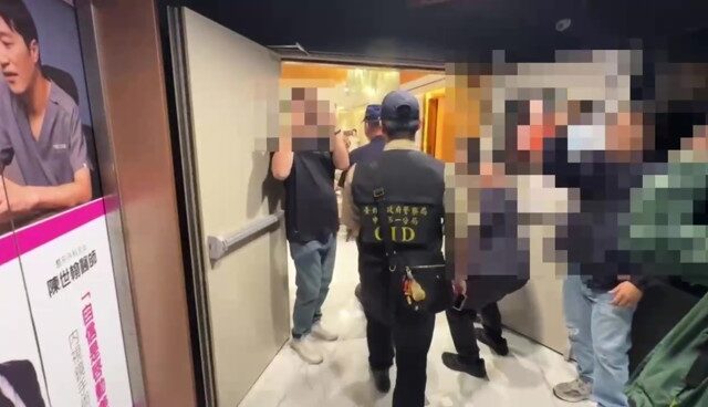 台灣新聞通訊社-影》北市醫美再爆偷拍！ 警衝現場掃描針孔真的找到了