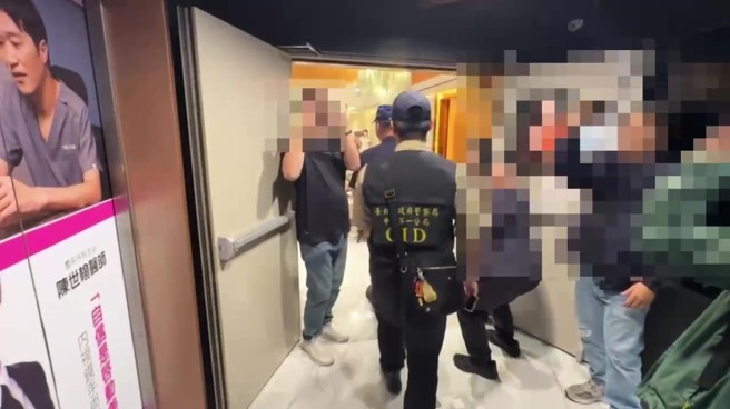 台灣新聞通訊社-影》北市醫美再爆偷拍！ 警衝現場掃描針孔真的找到了
