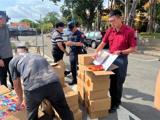 台灣新聞通訊社-拖板車橫切封路、五彩煙霧炸街 廟會遶境惹民怨！警狂開26張罰單