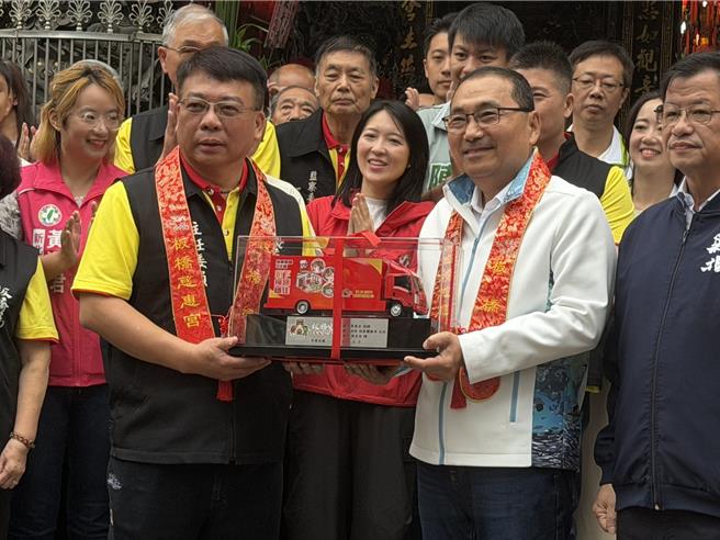 台灣新聞通訊社-媽祖聖誕做公益！慈惠宮捐新北地震體驗車、資源回收車