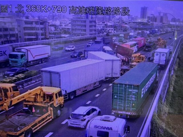 台灣新聞通訊社-國一6車連環撞客運遭包夾 高雄端、台88北上車流全卡死