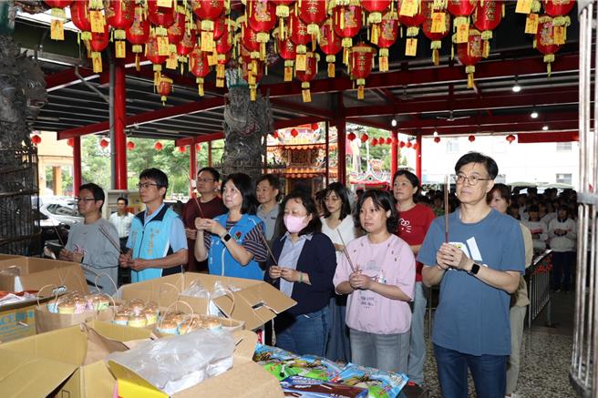 台灣新聞通訊社-祈智慧求穩定心!照南國中帶140學生參拜聖福宮迎戰會考