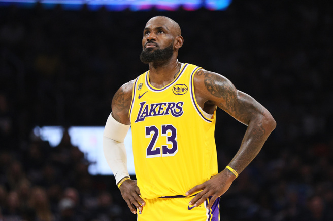 台灣新聞通訊社-NBA》詹黑球評排詹皇「史上第9」名嘴直呼:太荒謬